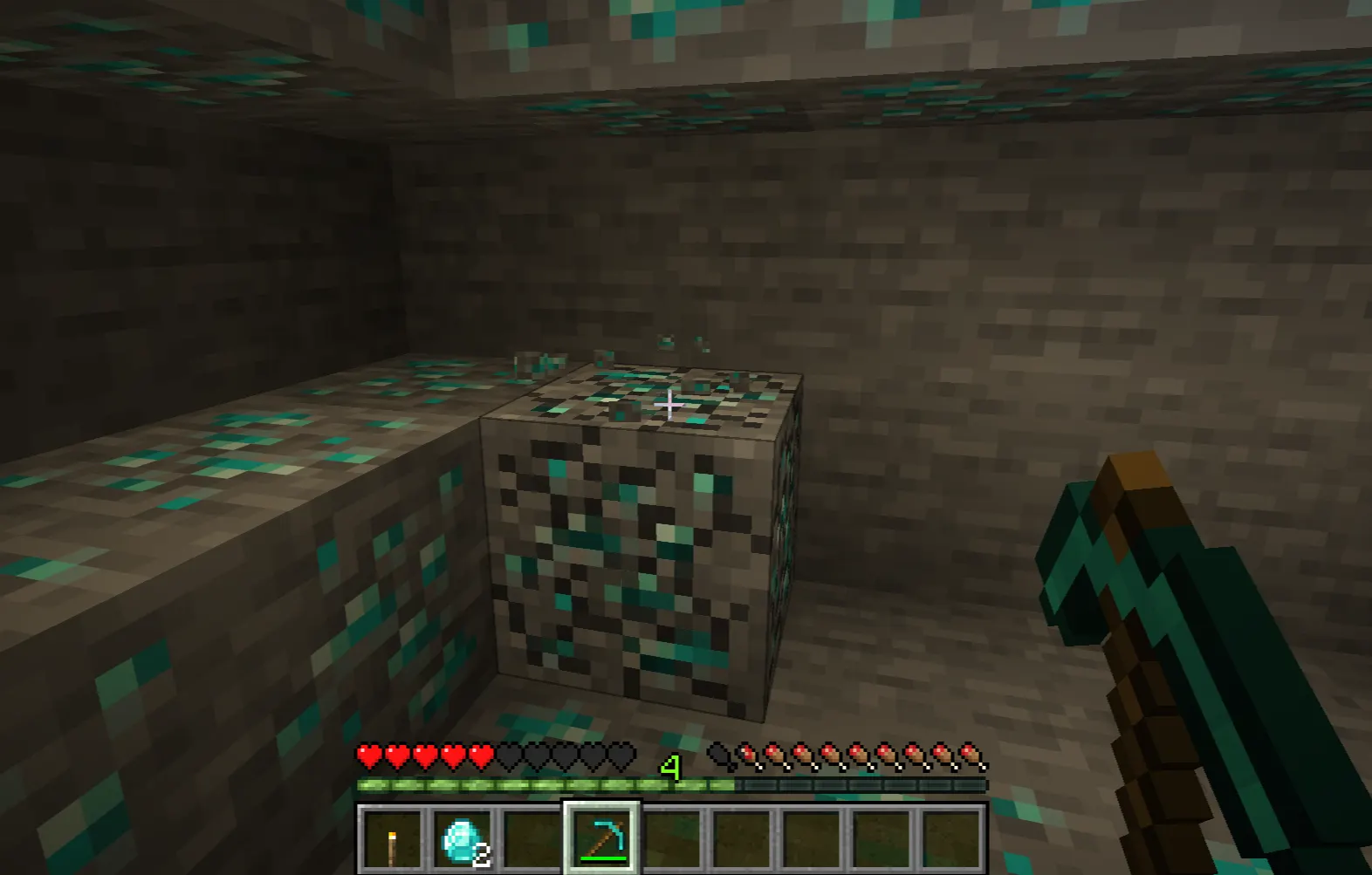 Mending enchantment repairing a tool with XP in Minecraft